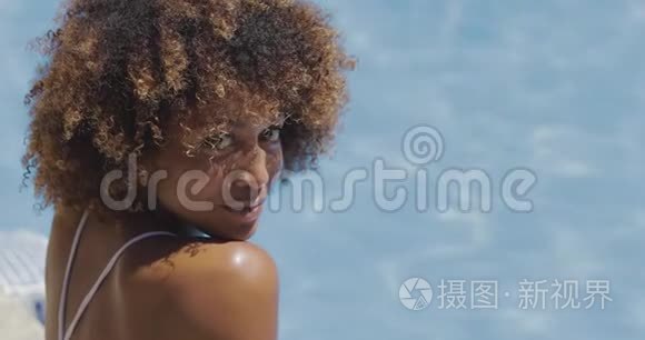 漂亮的模特在游泳池里摆姿势视频