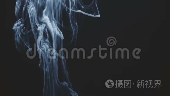 抽象油墨颜色在水中流动