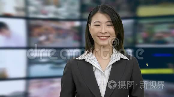 中国新闻女主播在演播室