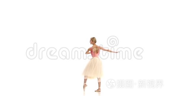 在白色背景下跳芭蕾的漂亮女孩