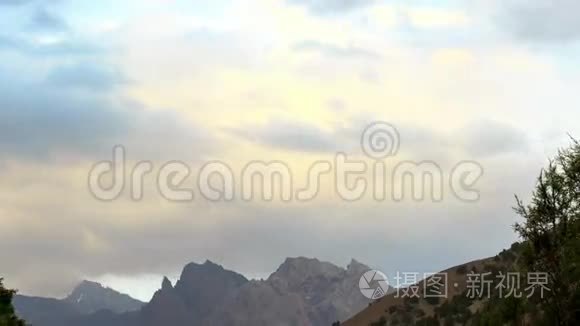 日落时分的山脉。 帕米尔，塔吉克斯坦。 4K