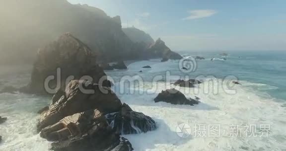 史诗悬崖和海浪景观视频