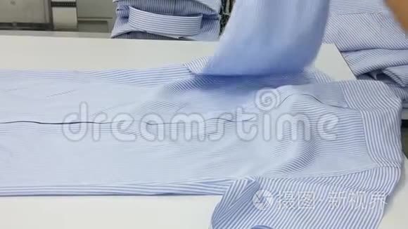 纺织厂缝制衬衫的车间视频