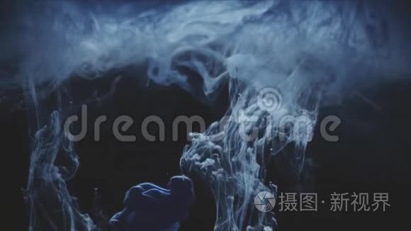 抽象油墨颜色在水中流动视频