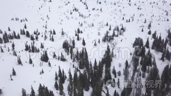 滑雪胜地亚斯纳斯洛伐克高山低塔特拉斯空中无人机顶景4K