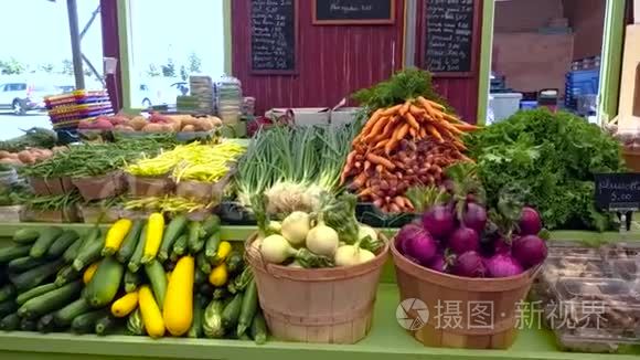 新鲜蔬菜在农贸市场出售。