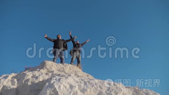 两个男子游客徒步旅行生活方式冒险登山者爬山。 慢动作视频。 徒步旅行继续