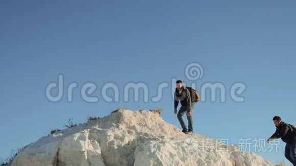 两个人游客徒步探险登山者爬山。 慢动作视频。 徒步旅行者在大自然中行走