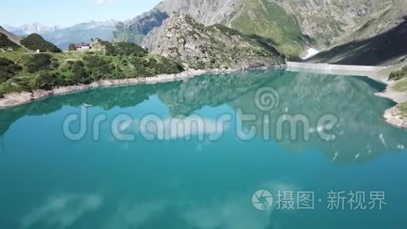 巴贝尔利诺湖是一个高山人工湖的无人机鸟瞰。 意大利阿尔卑斯山。 意大利