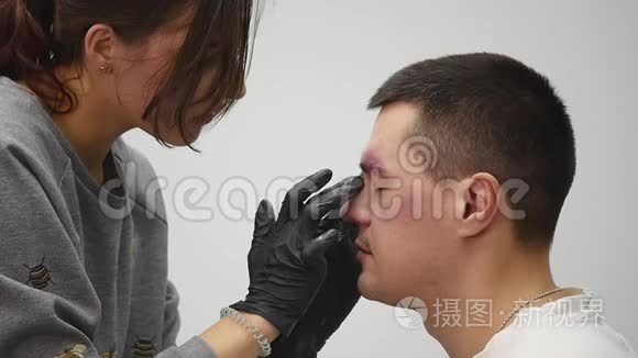 化妆师在工作中应用特效化妆视频