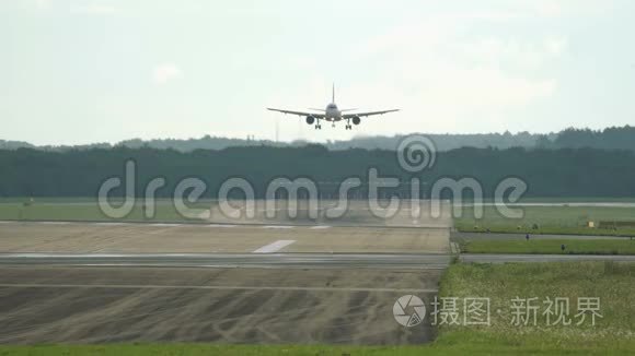商业飞机接近机场视频