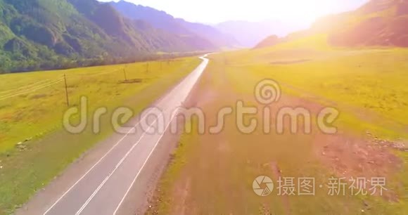 飞越山地沥青公路公路和草地