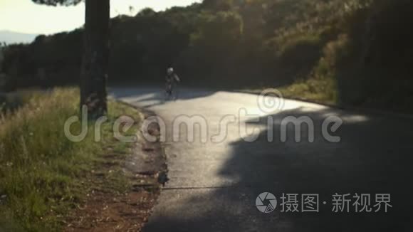 夕阳下的女自行车手