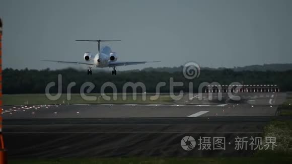 双引擎商用飞机接近机场视频