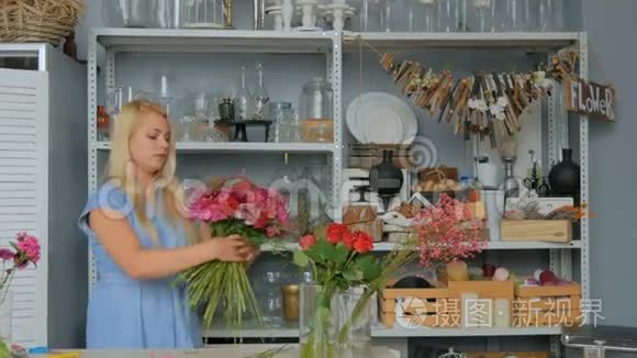 在花店做漂亮花束的专业花艺师视频