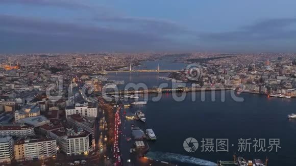 空中无人机在土耳其伊斯坦布尔拍摄日出。 从上面，市中心，市中心。 博斯普鲁斯。