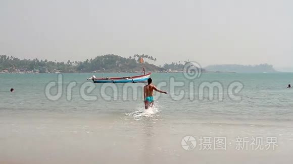 在海滩上游泳的年轻女性