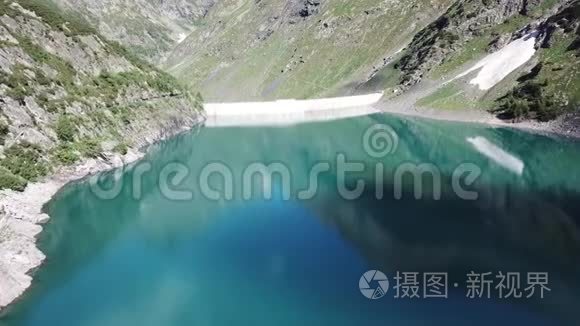 巴贝尔利诺湖是一个高山人工湖的无人机鸟瞰。 意大利阿尔卑斯山。 意大利