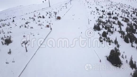 滑雪胜地亚斯纳斯洛伐克高山低塔特拉斯空中无人机顶景4K