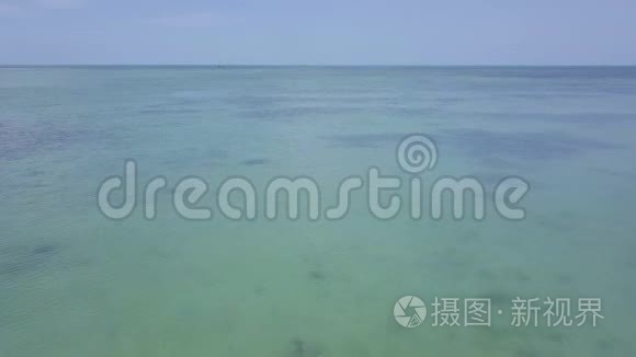 浅绿色热带海的鸟瞰图视频