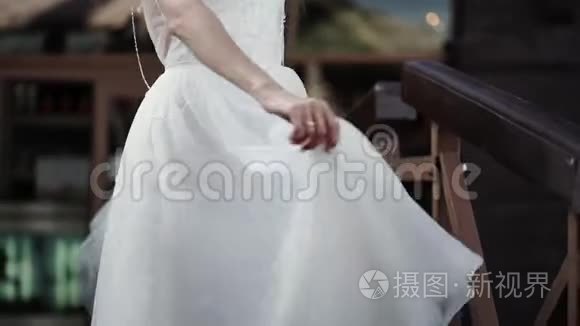 年轻的新娘在户外盘旋视频