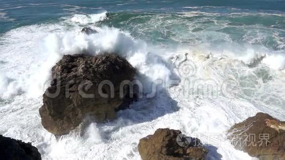 慢运动海浪冲击岩石视频