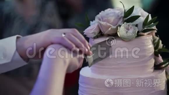 新郎新娘切婚礼蛋糕视频