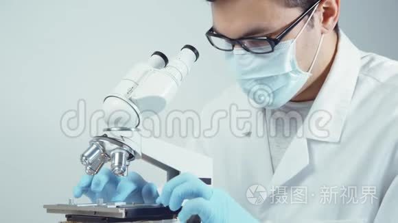 穿制服看显微镜的科学家