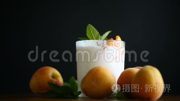 自制酸奶与成熟杏