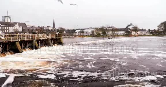 爱尔兰河上的水力发电厂景观视频