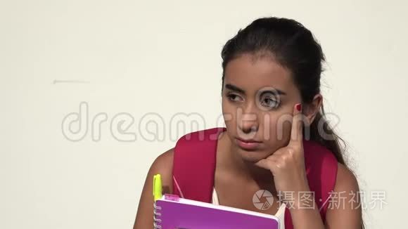 西班牙裔女青少年学生思考视频