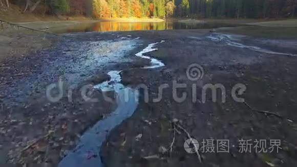 空中拍摄的山湖视频