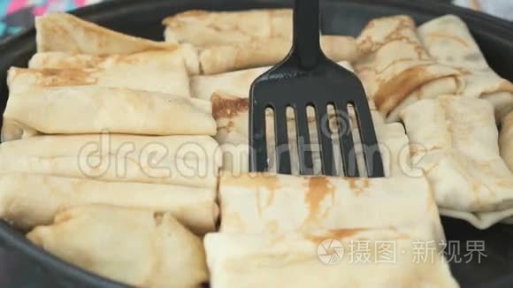 用煎锅煮俄式薄饼的过程视频