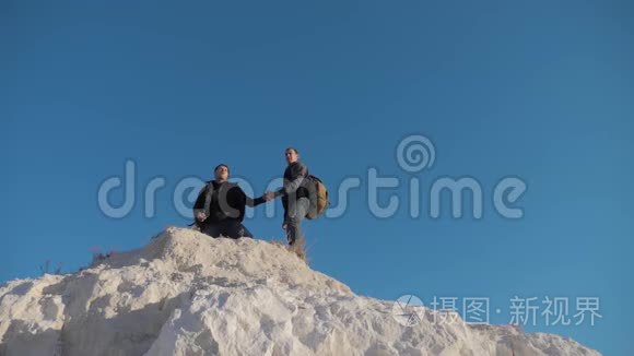 两名男子游客徒步探险登山者爬山。慢动作视频。徒步旅行者的生活方式继续