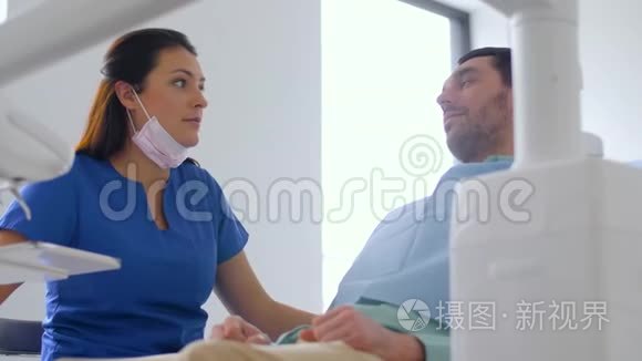 牙科诊所的牙医和病人谈话