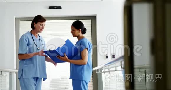 护士和医生讨论过剪贴板视频
