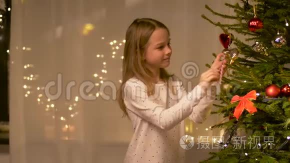 快乐女孩在家装饰圣诞树视频
