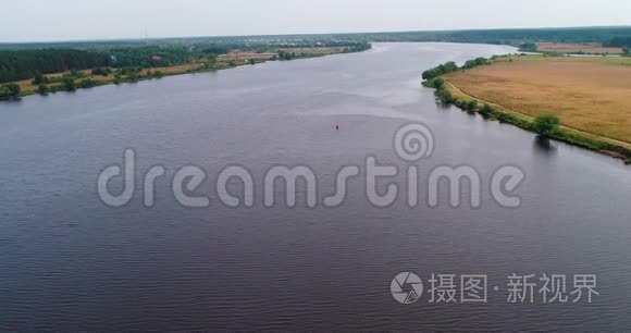 伏尔加河从空中四翼飞机飞越森林。