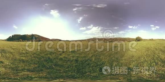 360夏季或秋季一个美丽的山地草地时间的VR。 云，绿草和阳光..