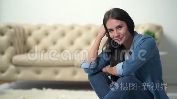 快乐的年轻女人在家休息视频