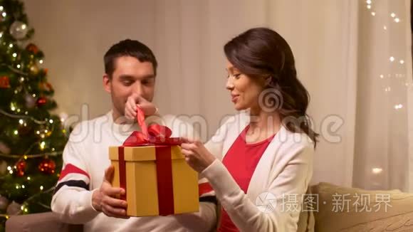有圣诞礼物的幸福夫妻视频