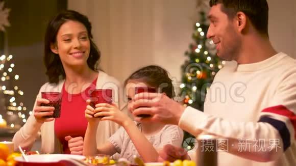 快乐的家庭在家吃圣诞晚餐视频