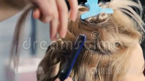 理发师为女孩做发型视频