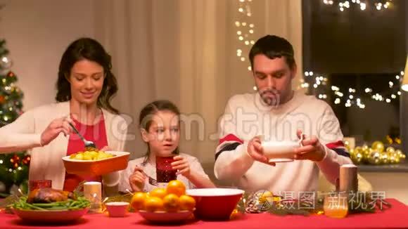 快乐的家庭在家吃圣诞晚餐视频