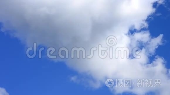 白云在蓝天的背景下移动视频