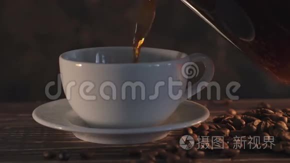 木制桌子上放着咖啡豆的热咖啡视频