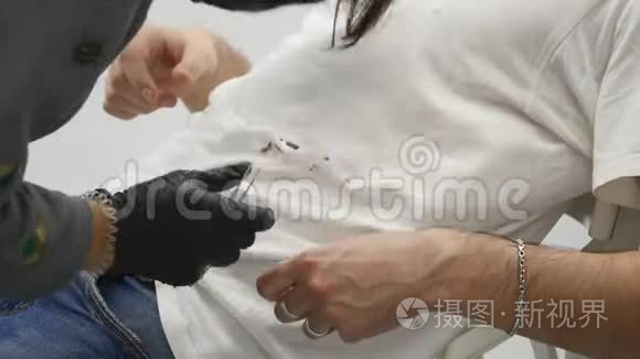 化妆师在工作中应用特效化妆视频