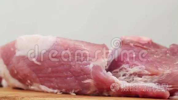 肉在切割板上视频