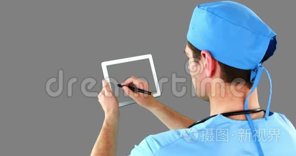 使用数字平板电脑的外科医生