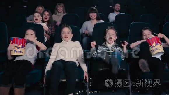 孩子们正在电影院看电影视频